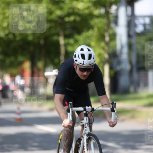 10.08.2025 - GEWOBA Citytriathlon Bremen Yannick Fuchs http://msf.ph/oto/8549831 10.08.2025 12:20:22 Radfahren 563, 565, 570, 596, 631, 720, 734, 844, 892 meine-sportfotos.de