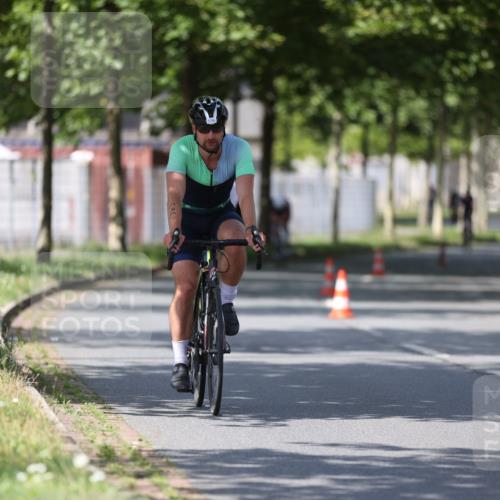 10.08.2025 - GEWOBA Citytriathlon Bremen Yannick Fuchs http://msf.ph/oto/8549843 10.08.2025 12:20:27 Radfahren 563, 565, 570, 596, 631, 720, 734, 892, 900 meine-sportfotos.de