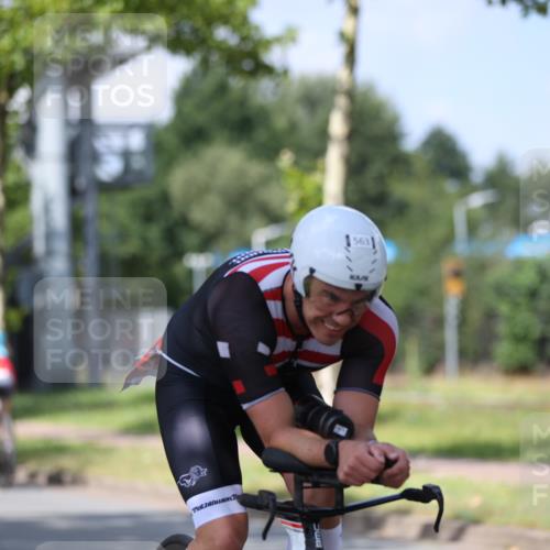 10.08.2025 - GEWOBA Citytriathlon Bremen Yannick Fuchs http://msf.ph/oto/8549887 10.08.2025 12:20:34 Radfahren 563, 596, 631, 720, 734, 829, 900, 940 meine-sportfotos.de