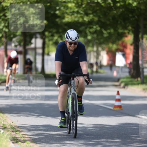 10.08.2025 - GEWOBA Citytriathlon Bremen Yannick Fuchs http://msf.ph/oto/8549976 10.08.2025 12:20:53 Radfahren 558, 581, 701, 772, 795, 829, 899, 940, 1001 meine-sportfotos.de