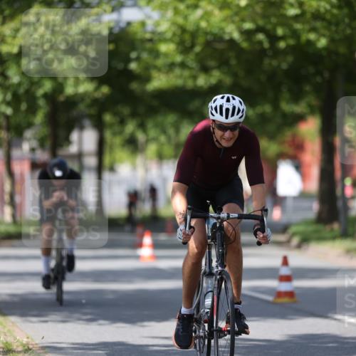 10.08.2025 - GEWOBA Citytriathlon Bremen Yannick Fuchs http://msf.ph/oto/8549993 10.08.2025 12:20:56 Radfahren 558, 581, 662, 701, 758, 772, 795, 899, 940, 969, 1001 meine-sportfotos.de