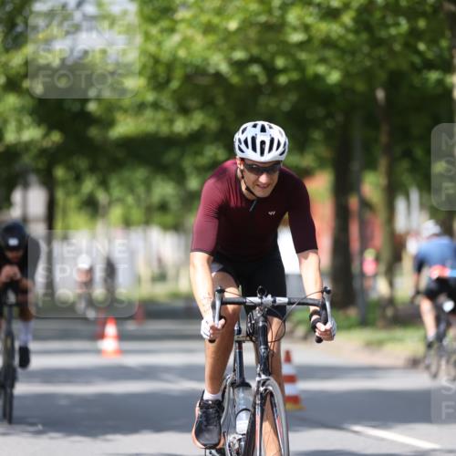 10.08.2025 - GEWOBA Citytriathlon Bremen Yannick Fuchs http://msf.ph/oto/8549995 10.08.2025 12:20:56 Radfahren 558, 581, 662, 701, 758, 772, 795, 899, 940, 969, 1001 meine-sportfotos.de
