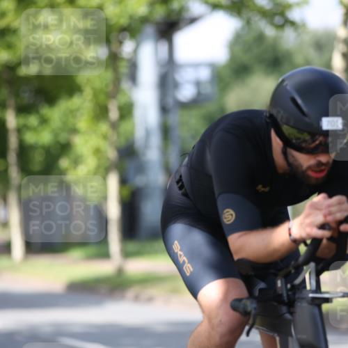 10.08.2025 - GEWOBA Citytriathlon Bremen Yannick Fuchs http://msf.ph/oto/8550006 10.08.2025 12:20:58 Radfahren 558, 581, 662, 701, 758, 772, 795, 869, 899, 940, 969, 1001 meine-sportfotos.de