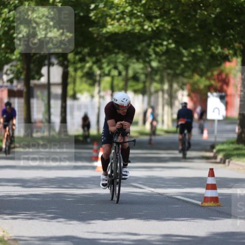 10.08.2025 - GEWOBA Citytriathlon Bremen Yannick Fuchs http://msf.ph/oto/8550011 10.08.2025 12:21:00 Radfahren 558, 581, 662, 701, 758, 772, 795, 813, 869, 899, 969, 1001 meine-sportfotos.de