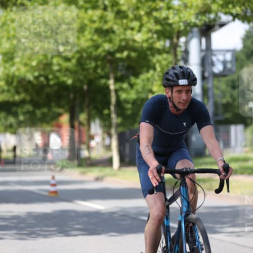 10.08.2025 - GEWOBA Citytriathlon Bremen Yannick Fuchs http://msf.ph/oto/8550077 10.08.2025 12:21:13 Radfahren 555, 558, 581, 618, 662, 701, 758, 761, 785, 813, 869, 913, 969, 975, 1002 meine-sportfotos.de