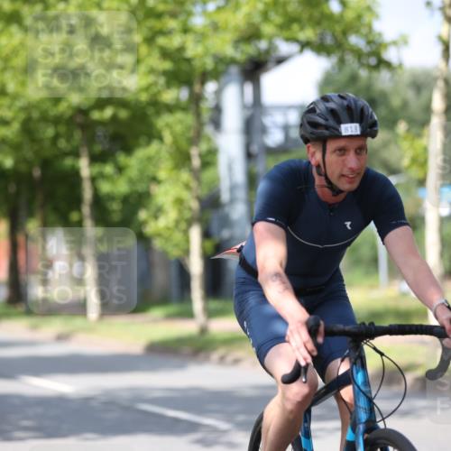 10.08.2025 - GEWOBA Citytriathlon Bremen Yannick Fuchs http://msf.ph/oto/8550080 10.08.2025 12:21:13 Radfahren 555, 558, 581, 618, 662, 701, 758, 761, 785, 813, 869, 913, 969, 975, 1002 meine-sportfotos.de