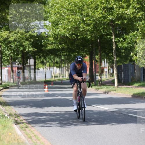 10.08.2025 - GEWOBA Citytriathlon Bremen Yannick Fuchs http://msf.ph/oto/8550111 10.08.2025 12:21:23 Radfahren 555, 618, 761, 785, 813, 869, 913, 949, 975, 1002 meine-sportfotos.de