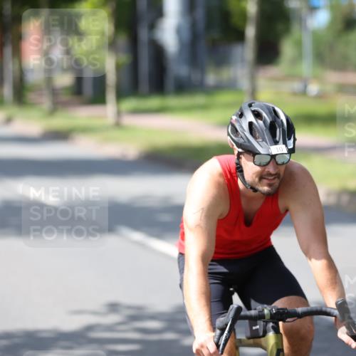 10.08.2025 - GEWOBA Citytriathlon Bremen Yannick Fuchs http://msf.ph/oto/8550130 10.08.2025 14:12:24 Radfahren 10, 27, 33, 42, 66, 171, 172, 178 meine-sportfotos.de