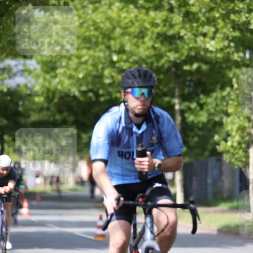 10.08.2025 - GEWOBA Citytriathlon Bremen Yannick Fuchs http://msf.ph/oto/8550425 10.08.2025 12:23:24 Radfahren 589, 606, 638, 696, 740, 754, 802, 921, 934, 945, 953 meine-sportfotos.de