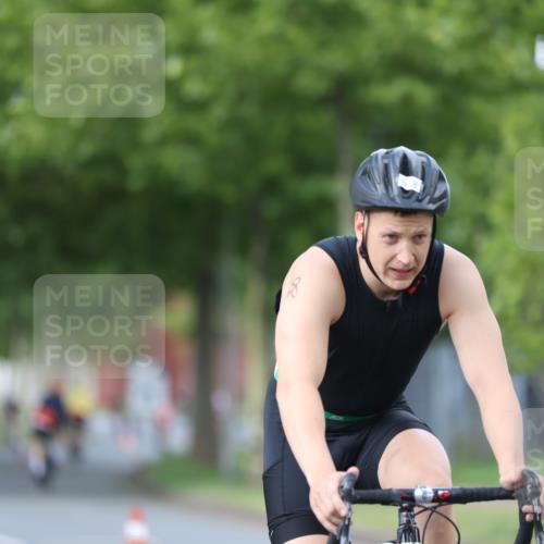 10.08.2025 - GEWOBA Citytriathlon Bremen Yannick Fuchs http://msf.ph/oto/8550833 10.08.2025 12:26:37 Radfahren 574, 628, 644, 668, 710, 731, 837, 846, 903, 930, 939, 946, 972 meine-sportfotos.de