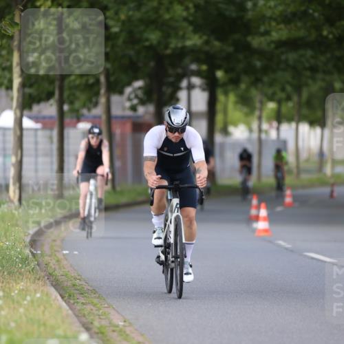 10.08.2025 - GEWOBA Citytriathlon Bremen Yannick Fuchs http://msf.ph/oto/8550853 10.08.2025 12:26:41 Radfahren 574, 628, 644, 668, 710, 731, 837, 846, 889, 903, 930, 939, 946, 972 meine-sportfotos.de