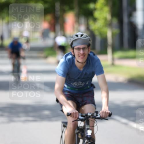 10.08.2025 - GEWOBA Citytriathlon Bremen Yannick Fuchs http://msf.ph/oto/8550958 10.08.2025 14:16:08 Radfahren 2, 23, 24, 38, 43, 46, 48, 62, 65, 92, 129, 271 meine-sportfotos.de