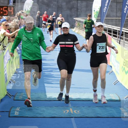 10.08.2025 - GEWOBA Citytriathlon Bremen H.Heesch http://msf.ph/oto/8551168 10.08.2025 11:42:35 Ziel 235, 476 meine-sportfotos.de