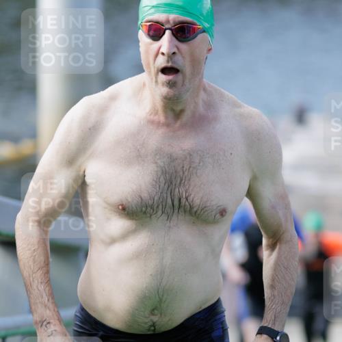 10.08.2025 - GEWOBA Citytriathlon Bremen H.Heesch http://msf.ph/oto/8551805 10.08.2025 10:25:49 Schwimmen 85, 87, 145, 147 meine-sportfotos.de