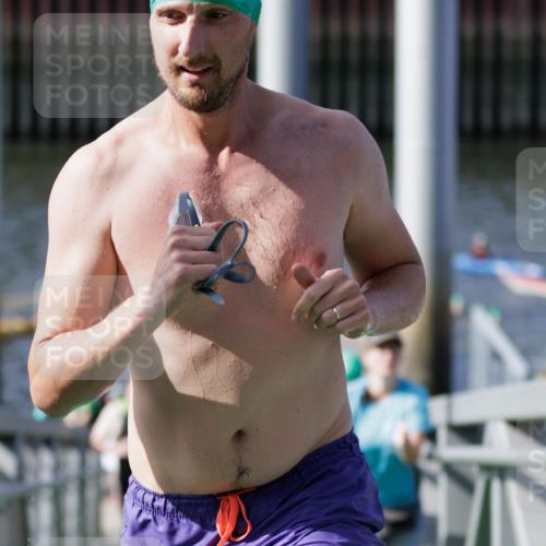 10.08.2025 - GEWOBA Citytriathlon Bremen H.Heesch http://msf.ph/oto/8552082 10.08.2025 10:27:18 Schwimmen 61, 93, 201, 247, 484 meine-sportfotos.de