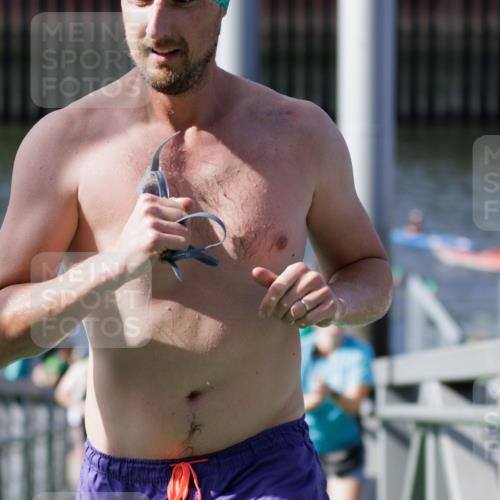 10.08.2025 - GEWOBA Citytriathlon Bremen H.Heesch http://msf.ph/oto/8552084 10.08.2025 10:27:18 Schwimmen 61, 93, 201, 247, 484 meine-sportfotos.de
