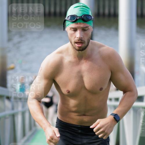 10.08.2025 - GEWOBA Citytriathlon Bremen H.Heesch http://msf.ph/oto/8552192 10.08.2025 10:27:35 Schwimmen 23, 31, 51, 59, 135, 209 meine-sportfotos.de