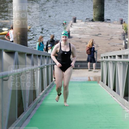 10.08.2025 - GEWOBA Citytriathlon Bremen H.Heesch http://msf.ph/oto/8552213 10.08.2025 10:27:39 Schwimmen 23, 135, 209 meine-sportfotos.de