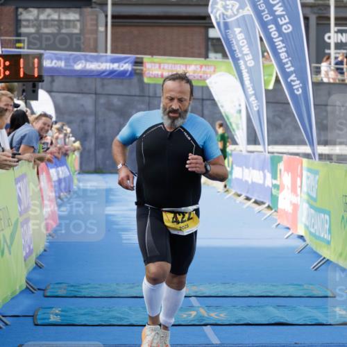 10.08.2025 - GEWOBA Citytriathlon Bremen H.Heesch http://msf.ph/oto/8552429 10.08.2025 11:21:52 Ziel 422 meine-sportfotos.de