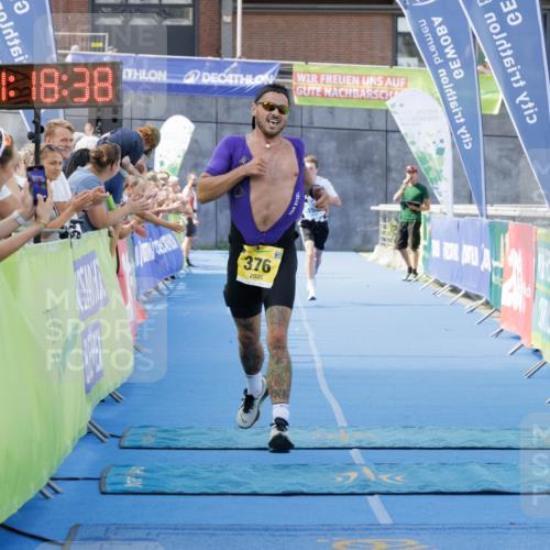 10.08.2025 - GEWOBA Citytriathlon Bremen H.Heesch http://msf.ph/oto/8552463 10.08.2025 11:22:19 Ziel 153, 376 meine-sportfotos.de
