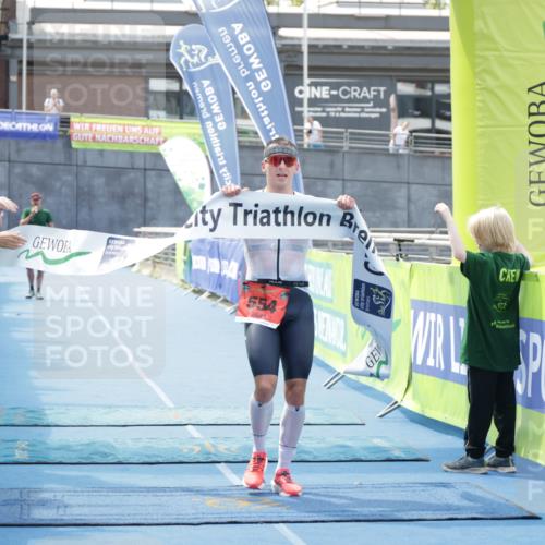 10.08.2025 - GEWOBA Citytriathlon Bremen H.Heesch http://msf.ph/oto/8552552 10.08.2025 13:17:22 Ziel 554 meine-sportfotos.de