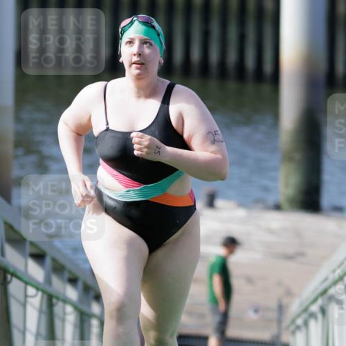 10.08.2025 - GEWOBA Citytriathlon Bremen H.Heesch http://msf.ph/oto/8552841 10.08.2025 10:31:20 Schwimmen 25 meine-sportfotos.de