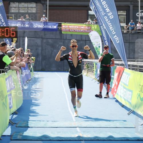 10.08.2025 - GEWOBA Citytriathlon Bremen H.Heesch http://msf.ph/oto/8552916 10.08.2025 13:41:09 Ziel 841 meine-sportfotos.de