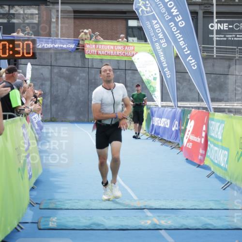 10.08.2025 - GEWOBA Citytriathlon Bremen H.Heesch http://msf.ph/oto/8552965 10.08.2025 13:50:33 Ziel 737 meine-sportfotos.de