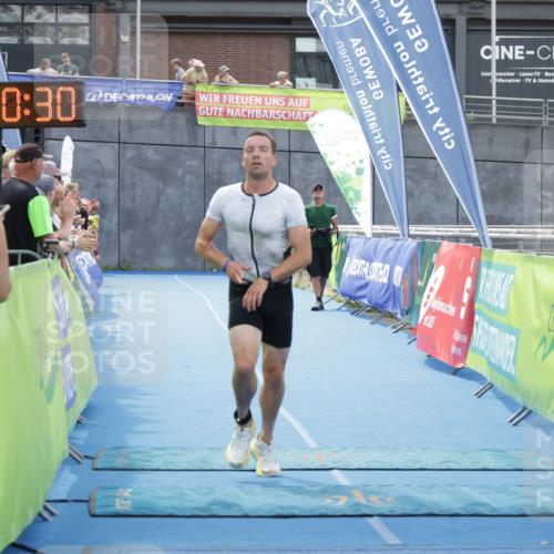 10.08.2025 - GEWOBA Citytriathlon Bremen H.Heesch http://msf.ph/oto/8552967 10.08.2025 13:50:34 Ziel 737 meine-sportfotos.de