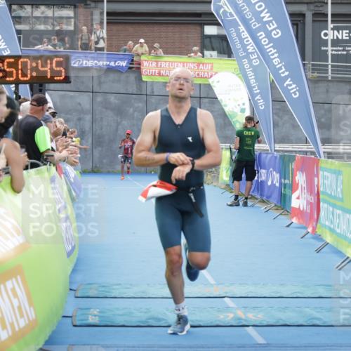 10.08.2025 - GEWOBA Citytriathlon Bremen H.Heesch http://msf.ph/oto/8552983 10.08.2025 13:50:48 Ziel 716 meine-sportfotos.de