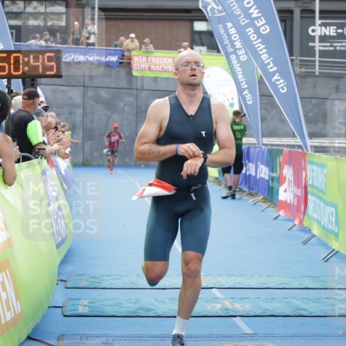 10.08.2025 - GEWOBA Citytriathlon Bremen H.Heesch http://msf.ph/oto/8552985 10.08.2025 13:50:48 Ziel 716 meine-sportfotos.de