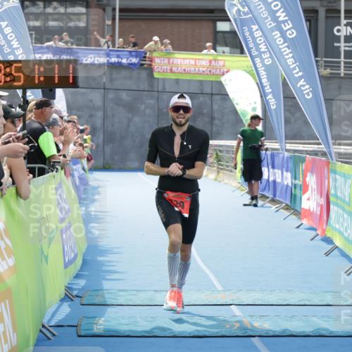 10.08.2025 - GEWOBA Citytriathlon Bremen H.Heesch http://msf.ph/oto/8553002 10.08.2025 13:51:14 Ziel 729 meine-sportfotos.de