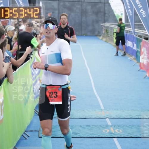 10.08.2025 - GEWOBA Citytriathlon Bremen H.Heesch http://msf.ph/oto/8553113 10.08.2025 13:53:46 Ziel 672, 690, 723 meine-sportfotos.de