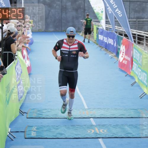 10.08.2025 - GEWOBA Citytriathlon Bremen H.Heesch http://msf.ph/oto/8553151 10.08.2025 13:54:28 Ziel 563, 1003, 1012 meine-sportfotos.de