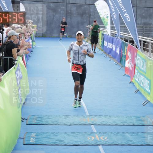 10.08.2025 - GEWOBA Citytriathlon Bremen H.Heesch http://msf.ph/oto/8553153 10.08.2025 13:54:39 Ziel 730 meine-sportfotos.de