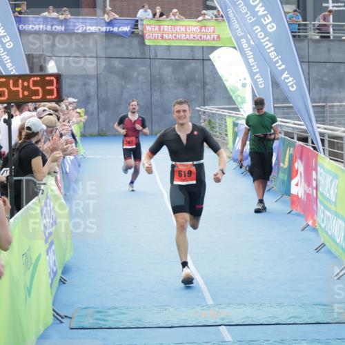10.08.2025 - GEWOBA Citytriathlon Bremen H.Heesch http://msf.ph/oto/8553162 10.08.2025 13:54:57 Ziel 619, 739, 761 meine-sportfotos.de