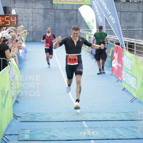 10.08.2025 - GEWOBA Citytriathlon Bremen H.Heesch http://msf.ph/oto/8553163 10.08.2025 13:54:57 Ziel 619, 739, 761 meine-sportfotos.de