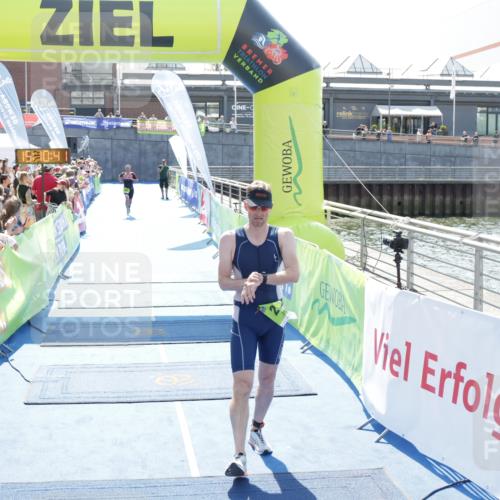 10.08.2025 - GEWOBA Citytriathlon Bremen H.Heesch http://msf.ph/oto/8553187 10.08.2025 15:10:45 Ziel 17, 261, 304 meine-sportfotos.de