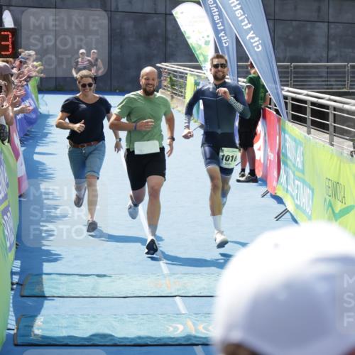 10.08.2025 - GEWOBA Citytriathlon Bremen H.Heesch http://msf.ph/oto/8553235 10.08.2025 13:56:16 Ziel 1010 meine-sportfotos.de