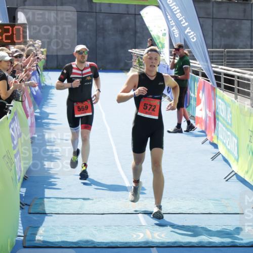 10.08.2025 - GEWOBA Citytriathlon Bremen H.Heesch http://msf.ph/oto/8553246 10.08.2025 13:56:24 Ziel 559, 572, 1010 meine-sportfotos.de