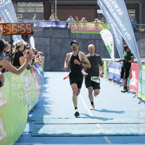 10.08.2025 - GEWOBA Citytriathlon Bremen H.Heesch http://msf.ph/oto/8553283 10.08.2025 13:56:59 Ziel 819, 890, 1006 meine-sportfotos.de