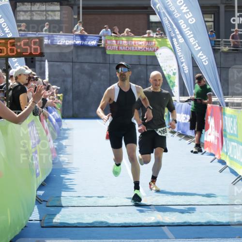 10.08.2025 - GEWOBA Citytriathlon Bremen H.Heesch http://msf.ph/oto/8553285 10.08.2025 13:56:59 Ziel 819, 890, 1006 meine-sportfotos.de