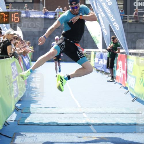10.08.2025 - GEWOBA Citytriathlon Bremen H.Heesch http://msf.ph/oto/8553326 10.08.2025 13:57:19 Ziel 609, 850, 896 meine-sportfotos.de