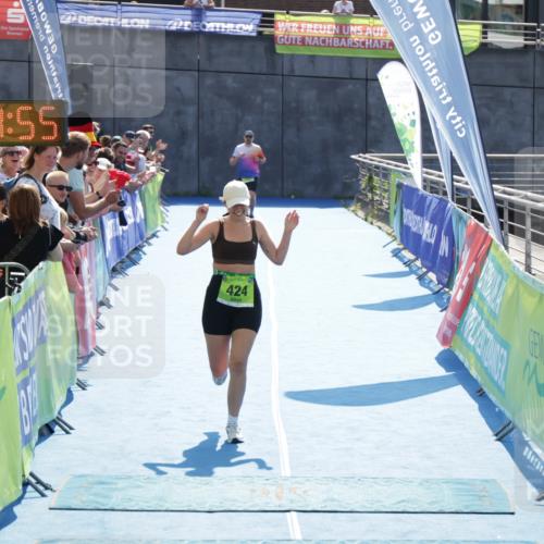10.08.2025 - GEWOBA Citytriathlon Bremen H.Heesch http://msf.ph/oto/8553356 10.08.2025 15:44:59 Ziel 424 meine-sportfotos.de