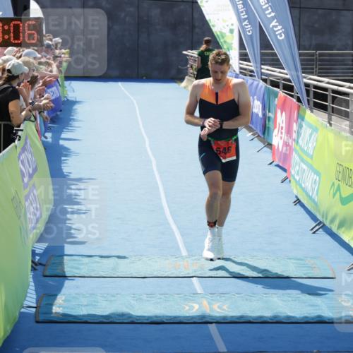 10.08.2025 - GEWOBA Citytriathlon Bremen H.Heesch http://msf.ph/oto/8553366 10.08.2025 13:58:09 Ziel 646 meine-sportfotos.de