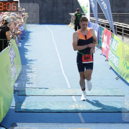 10.08.2025 - GEWOBA Citytriathlon Bremen H.Heesch http://msf.ph/oto/8553368 10.08.2025 13:58:09 Ziel 646 meine-sportfotos.de