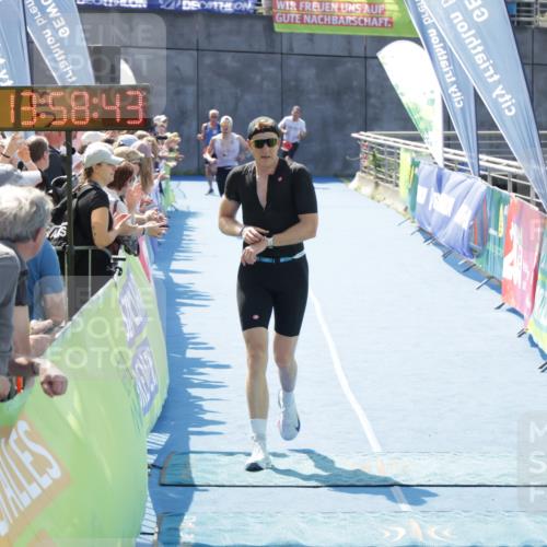 10.08.2025 - GEWOBA Citytriathlon Bremen H.Heesch http://msf.ph/oto/8553450 10.08.2025 13:58:47 Ziel 703, 713 meine-sportfotos.de