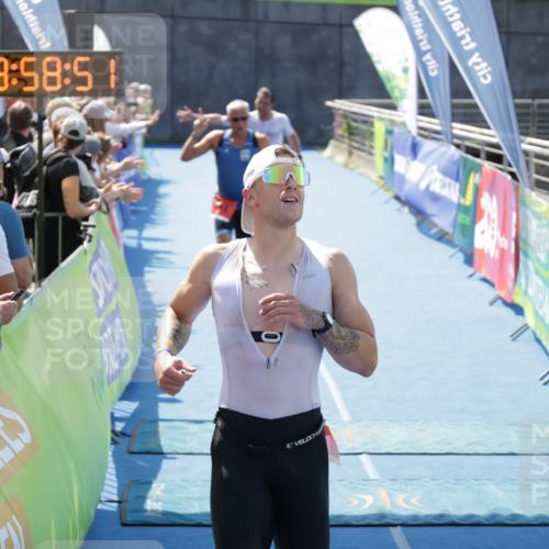 10.08.2025 - GEWOBA Citytriathlon Bremen H.Heesch http://msf.ph/oto/8553485 10.08.2025 13:58:54 Ziel 703, 713, 851 meine-sportfotos.de