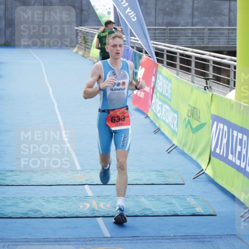 10.08.2025 - GEWOBA Citytriathlon Bremen H.Heesch http://msf.ph/oto/8553551 10.08.2025 14:00:07 Ziel 633 meine-sportfotos.de