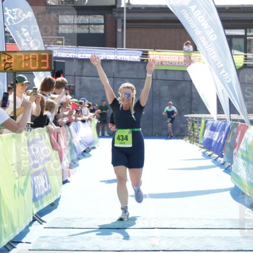 10.08.2025 - GEWOBA Citytriathlon Bremen H.Heesch http://msf.ph/oto/8553561 10.08.2025 15:47:07 Ziel 434, 437 meine-sportfotos.de